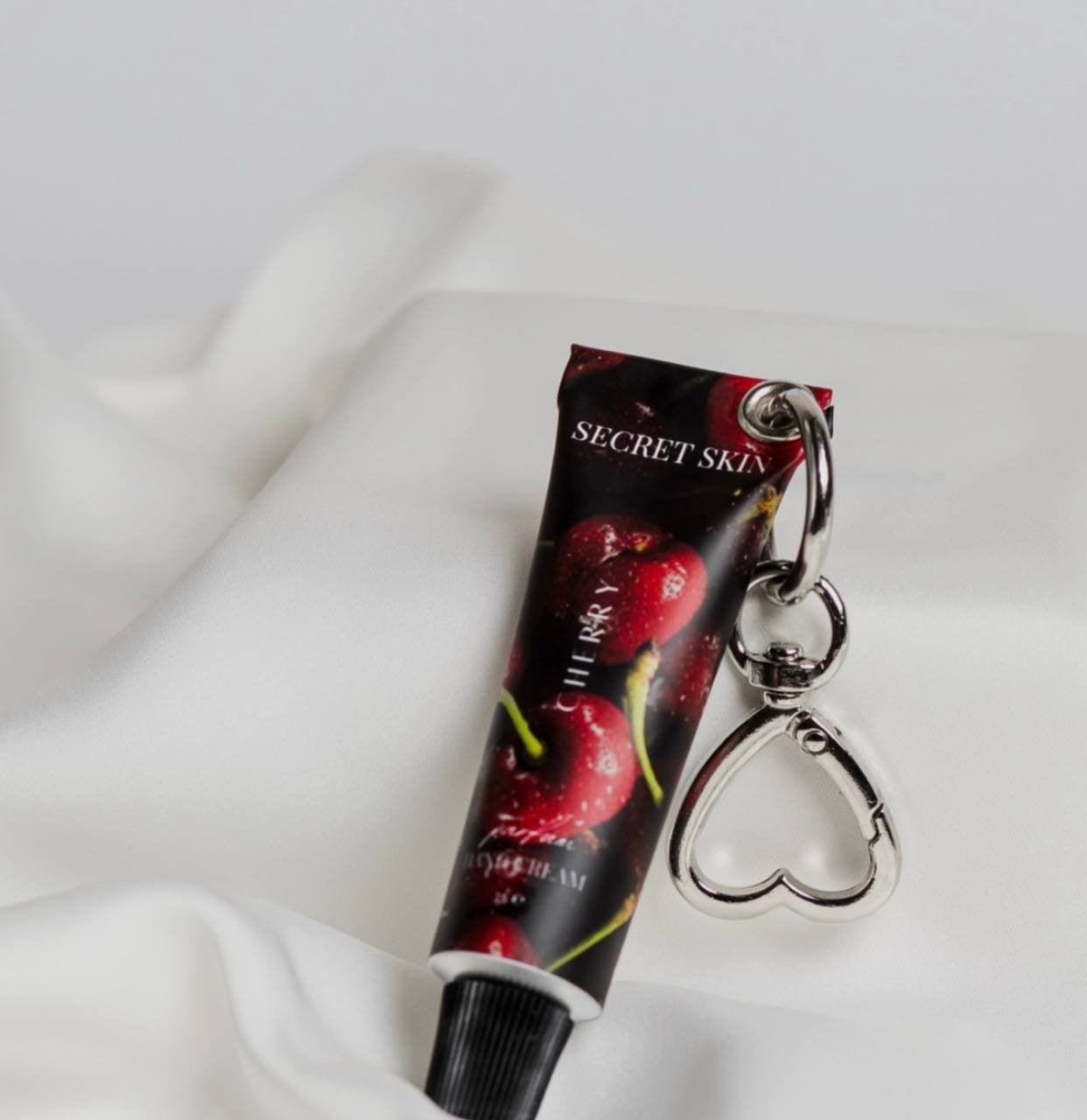 SECRET SKIN - Lost Cherry Hand Cream - Крем для рук з брелком та ароматом вишні, 15 мл